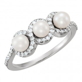 Freshwater Cultured Pearl Ring with 0.30 ct Diamonds