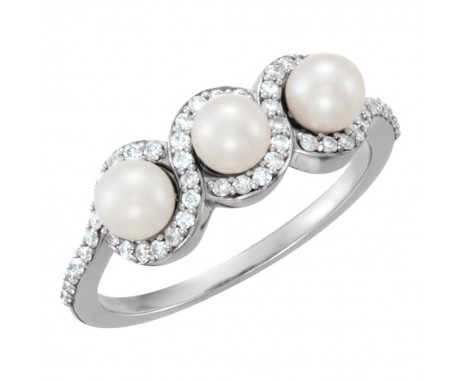 Freshwater Cultured Pearl Ring with 0.30 ct Diamonds