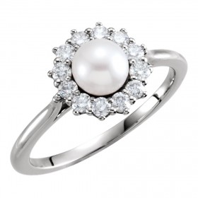 Freshwater Cultured Pearl and 0.40 ct Diamond Ring